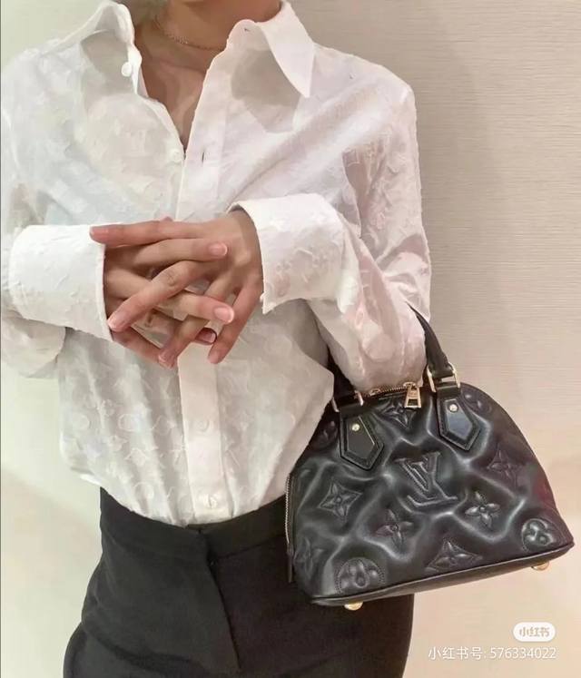 对版开发细节完美原单五金 Alma Bb 手袋 M59793 克色 绣线压花 本款 Alma Bb 手袋秉承 1930 年代装饰艺术风格精髓，为形态丰盈的绗缝牛