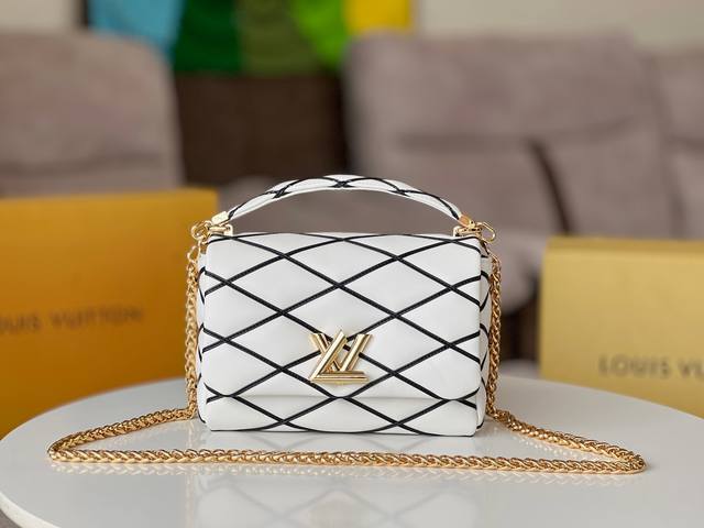 原单小牛皮型号 Go-14 Teist 中号手袋 Mm M22890白色 M22891黑色 本款 Go-14 中号手袋取材华美羊皮革，以绗缝图案致敬品牌传统行李