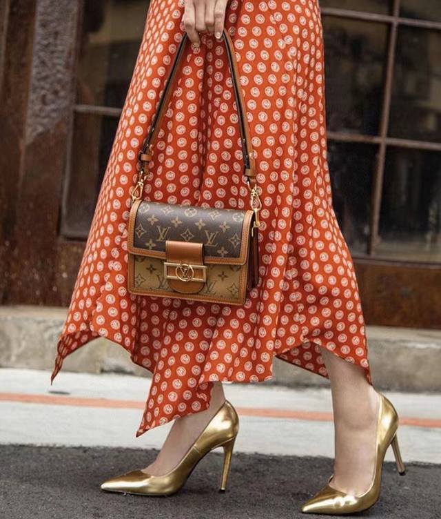 对版开发细节完美原单五金 Mini Dauphine 手袋 达芙妮新版五金M44580 M45959 黄花 Nicolas GhesquièRe 于 年春夏季推