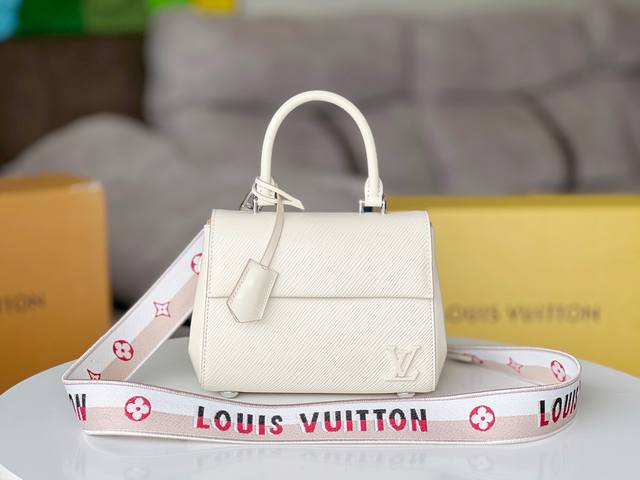 原单 Cluny 迷你手袋 M58928白色， M58931焦糖，M58925黑 本款 Cluny 迷你手袋展现可拆卸提花肩带的两式风尚：路易威登标识宣示品牌身
