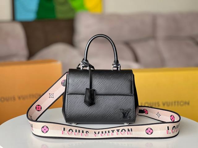 原单 Cluny 迷你手袋 M58928白色， M58931焦糖，M58925黑 本款 Cluny 迷你手袋展现可拆卸提花肩带的两式风尚：路易威登标识宣示品牌身