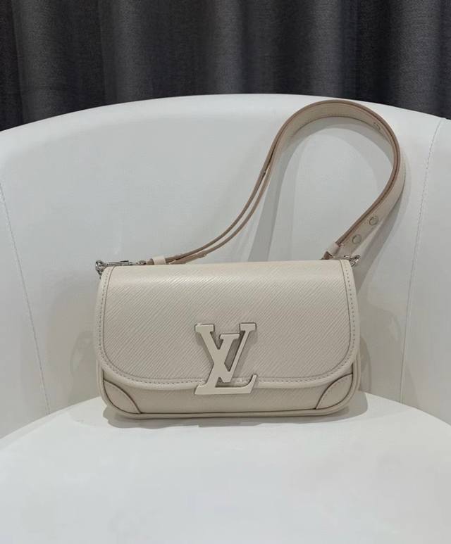 对版开发细节完美原单五金 Buci 手袋 M59457白 M59386黑色 本款 Buci 手袋取材标志性 Epi 皮革，以光滑皮革勾勒边角和衬料，成就经典柔和