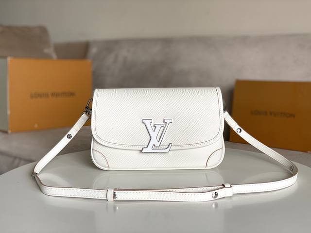 对版开发细节完美原单五金 Buci 手袋 M59457白 M59386黑色 本款 Buci 手袋取材标志性 Epi 皮革，以光滑皮革勾勒边角和衬料，成就经典柔和