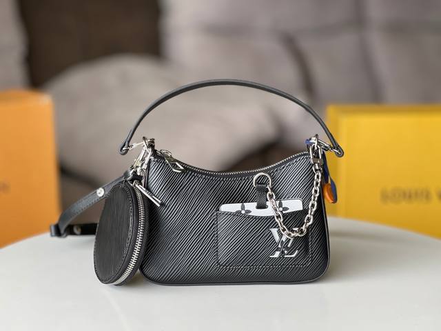 新款到！M20998黑色 Marellini 手袋选用路易威登标志性的 Epi 皮革，将 Marelle 手袋的灵动元素融入更为袖珍的构型。圆形零钱包可随心取下