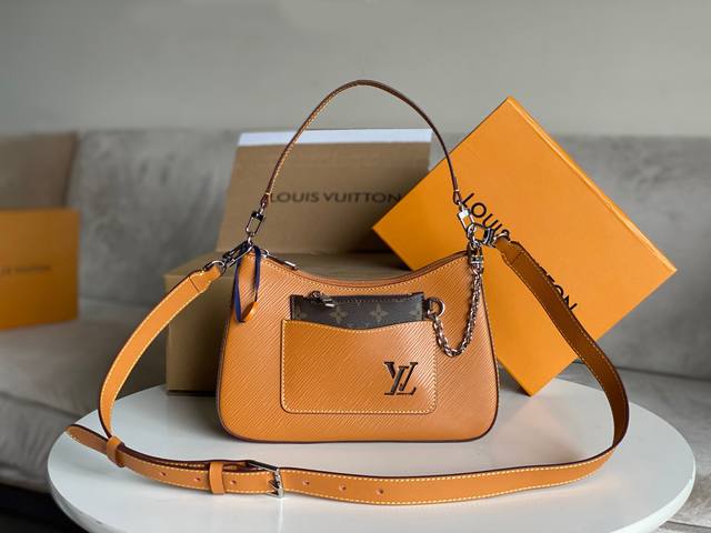 对版开发细节完美原单五金 Marelle 手袋 M80749黄色 腋下包 Marelle 手袋取材 Epi 粒面皮革，以链条固定外袋之中的可拆卸帆布拉链袋。系上