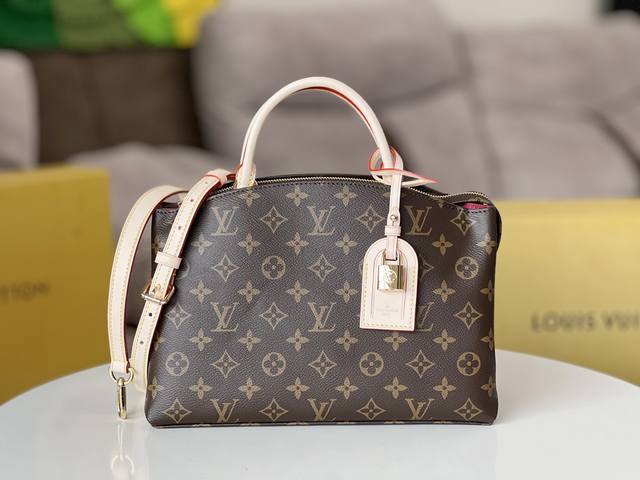 原单小号，M45900 Petit Palais 手袋为Monogram 图案，再以皮革名牌和挂锁优雅致意品牌旅行传统，搭配顶部手柄和可拆卸并调节的肩带，实现舒