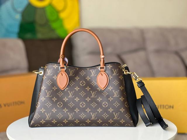 原厂皮型号：M46508OpéRa 中号手袋回溯 2012 年 Pallas 手袋设计，展现材质与色彩的交融美学。Monogram 帆布结合粒面皮革侧面，搭配光