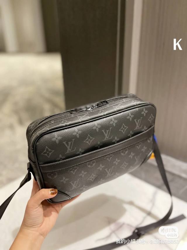 大号出货型号：M46955新款邮差包本款 Alpha 邮差包取材 Monogram Eclipse 帆布，以摩登笔触演绎玲珑构型。拉链隔层确保物品安全无虞，前袋