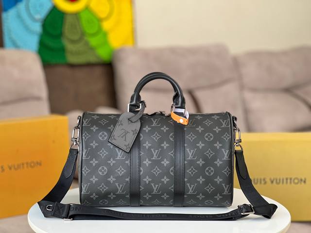 顶级原单 M46655黑花 Keepall 35旅行袋，由全新标志性 Monogram Eclipse 帆布裁制而成。自 1930 年以来，Keepall 系列