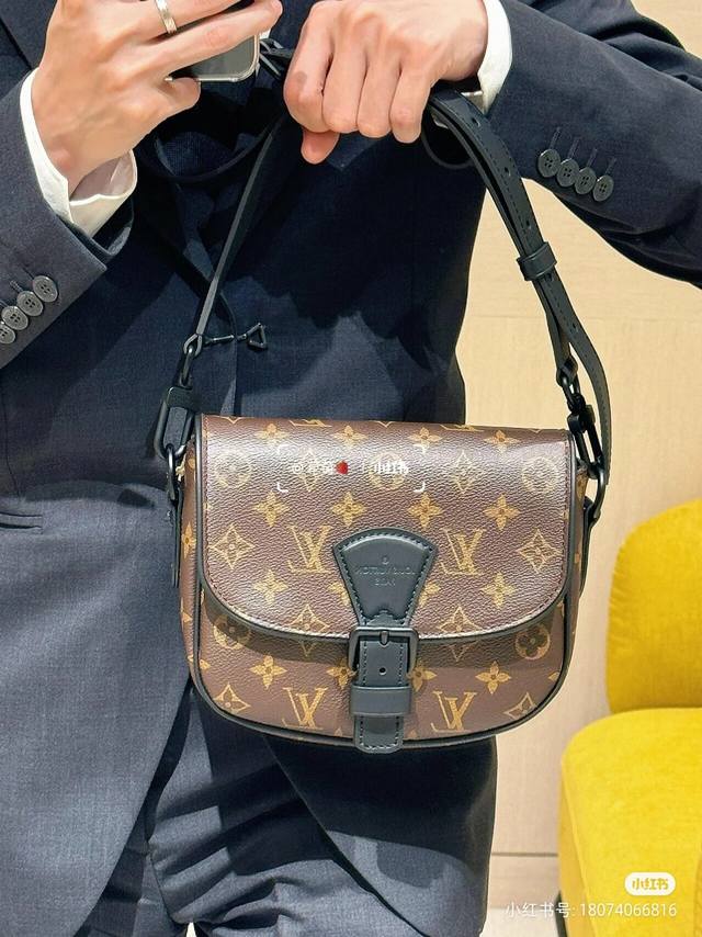 动态芯片』 原单全钢五金型号：M47060独家实拍！本款 Montsouris 小号邮差包以 Monogram Macassar 涂层帆布营造充裕空间，成就日常