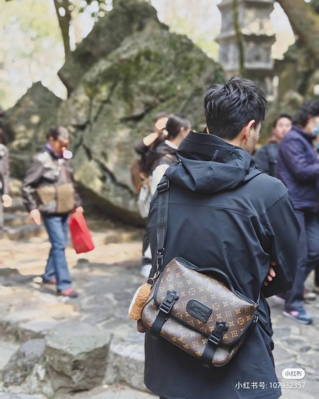 顶级原单芯片版型号：M46972新款邮差，本款 Lv Trail 邮差包向品牌元素采撷灵感，为经典 Monogram Macassar 帆布融入标识肩带和硬箱风