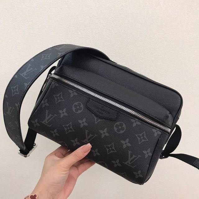 M30233 黑色 Outdoor 邮差包 Taga 皮革与 Monogram 帆布的交融迎接 年春夏,为 Outdoor 信使包的大胆设计涂抹和谐色彩。正面的 M30233 黑色 Outdoor 邮差包 Taga 皮革与 Monogram 帆布的交融迎接 年春夏,为 Outdoor 信使包的大胆设计涂抹和谐色彩。正面的