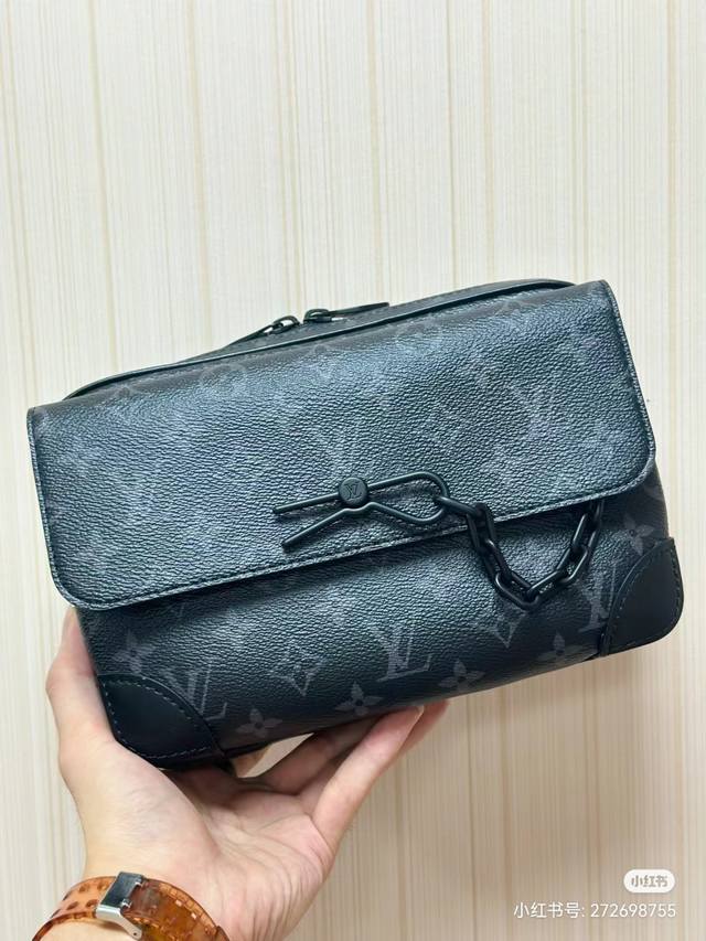 原单品质型号：M46795黑花 本款 Steamer 邮差包以贴合身形的玲珑构型汇聚摩登功能与经典元素。加固皮革包角以及链条和饰针元素回溯路易威登传统 Stea