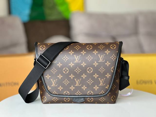 原单M45557～Magnetic 邮差包受 Macassar 乌木纹理启发，以 Monogram 帆布、牛皮和哑光金属件构筑方正外观，令日常出行不失潮流气息。