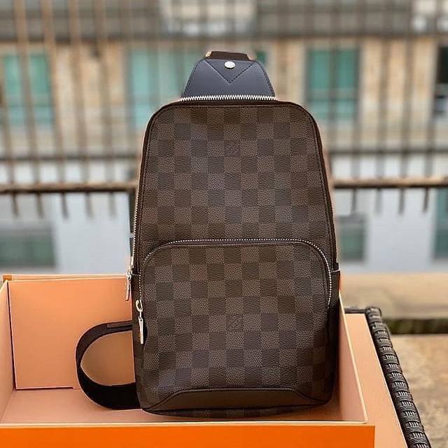 对版开发原单五金N41719黑格独家实拍！此款Damier Graphite帆布面料的Avenue单肩包是都市生活的理想伴侣：小巧而时髦，展现休闲而不羁的态度。