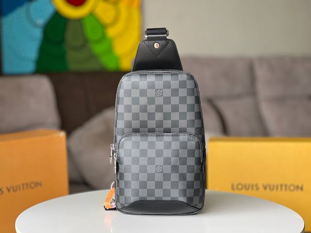 原单N41719黑格独家实拍！此款Damier Graphite帆布面料的Avenue单肩包是都市生活的理想伴侣：小巧而时髦，展现休闲而不羁的态度。“智能”肩带