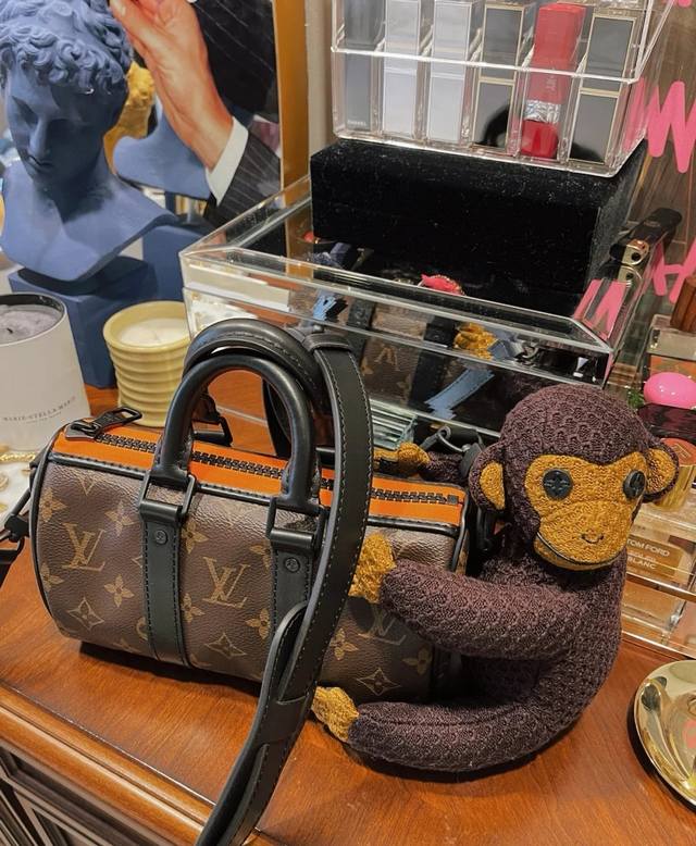 原单 Keepall Nano 手袋 M80118 猴子玩偶在 春夏系列中，男装艺术总监 Virgil Abloh 推出 Keepall Nano 手袋。手袋配