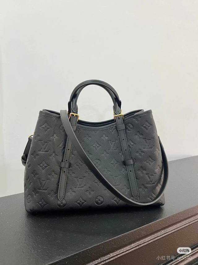 变码芯片全钢五金头层牛皮型号：M11393黑本款 Babylone Tote 手袋溯源巴黎 Babylone 潮流社区，选用细腻牛皮革勾勒利落线条，以充裕空间收