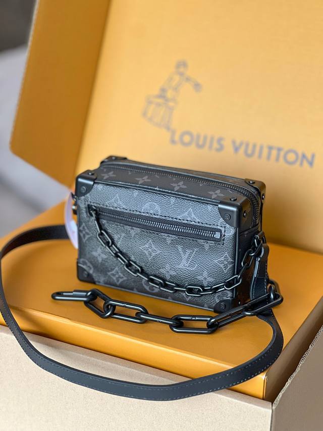 原单品质变码芯片Mini Soft Trunk 手袋。M44735黑花标志性Monogram印花搭配对比色树脂链带 造型精致 此款富有魅力的手袋 棱角分明而具优