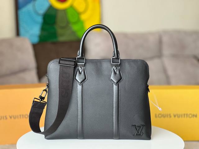 原单 Briefcase 公文包 M59159 克标 取材 Taga 压纹皮革，含蓄点缀金属 Lv 字母，男士 为通勤设计注入典雅格调。前袋配有磁扣翻盖，可拆卸