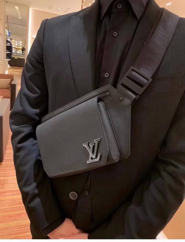 原单M57081专柜全新 Aerogram 单肩胸包以细腻粒面小牛皮塑造极简设计，令潮流人士解放双手，搭配金属 Lv 标识和源自品牌传统硬箱的肩带。钝角翻盖和磁