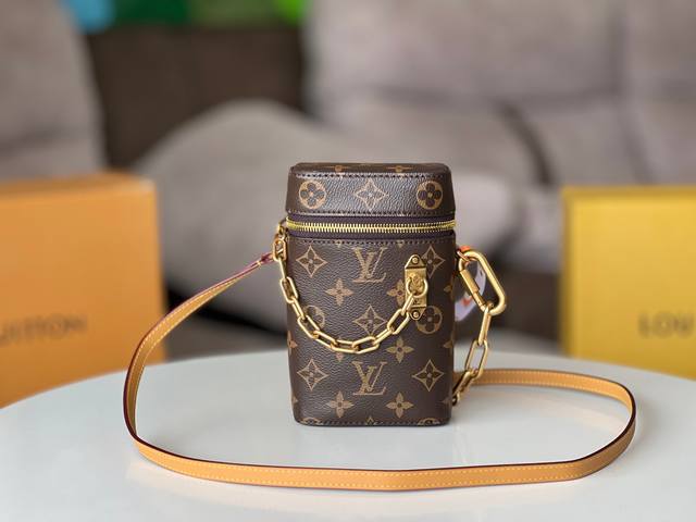 M44914原单Phone Box 手袋 路易威登男装艺术总监Virgil Abloh推出全新Phone Box手袋，造型小巧精致，方便收纳小件必需品。经典Mo