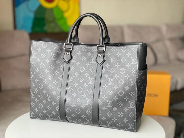 原单 M46451黑花 作为 Sac Plat 系列中的宽大版型手袋，Sac Plat 24H 手袋拥有皮革衬料、大号口袋和充裕内里，成就短途旅行的不俗之选。皮