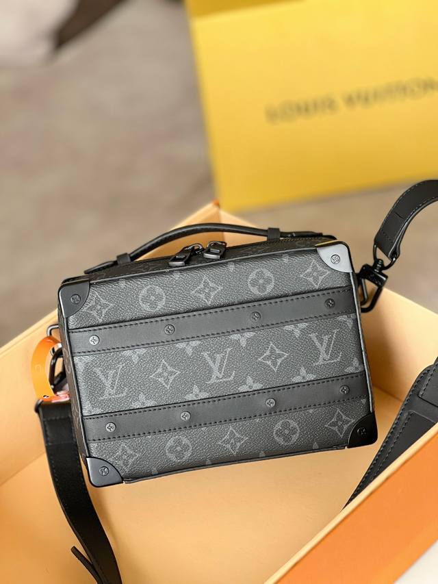 原单 M45935黑花 本款 Handle Soft Trunk 手袋取材路易威登标志性 Monogram Macassar 帆布，结合铆钉边角和皮革加固带，唤