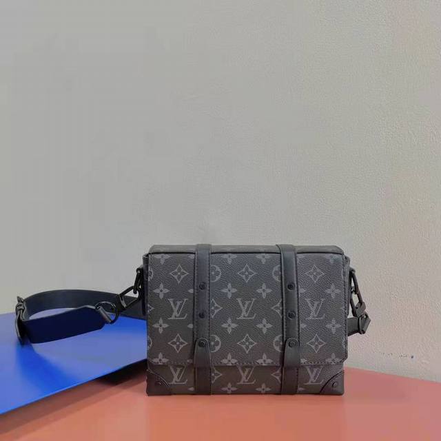 原单M45727Trunk 邮差包本款小巧长方体 Trunk 邮差包由 Monogram Eclipse 帆布制成，黑花黑皮盖头男士邮差包Oo[握手][握手]延