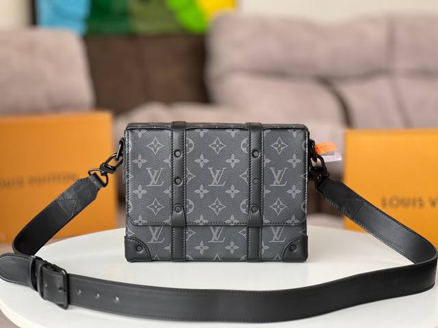 原单M45727Trunk 邮差包本款小巧长方体 Trunk 邮差包由 Monogram Eclipse 帆布制成，黑花黑皮盖头男士邮差包Oo[握手][握手]延