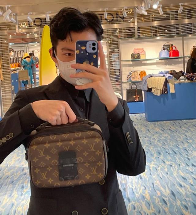 原单 S Lock 邮差包 M45806 45863 老花拼兰本款 S Lock 邮差包由 Monogram Macassar 帆布制成，全新锁扣以 Georg