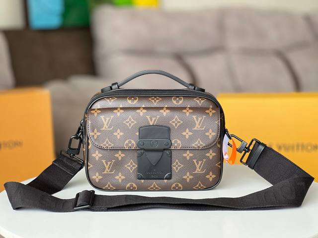 原单 S Lock 邮差包 M45806 45863 老花拼兰本款 S Lock 邮差包由 Monogram Macassar 帆布制成，全新锁扣以 Georg