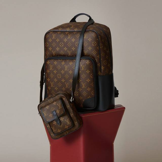 原单Christopher 迷你手袋取材路易威登标志性 Monogram Macassar 材质和哑光金属件,搭配可调节肩带,动感气息随即迸发。另设有宽敞隔层和 原单Christopher 迷你手袋取材路易威登标志性 Monogram Macassar 材质和哑光金属件,搭配可调节肩带,动感气息随即迸发。另设有宽敞隔层和