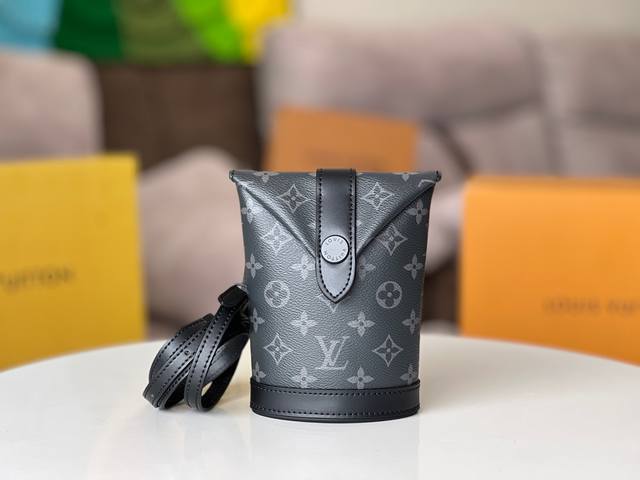 顶级原单编码芯片全钢五金型号:M11613黑花本款 Envelope Pouch 手袋取材柔软 Monogram Eclipse 帆布，以竖向线条和轻盈设计演绎