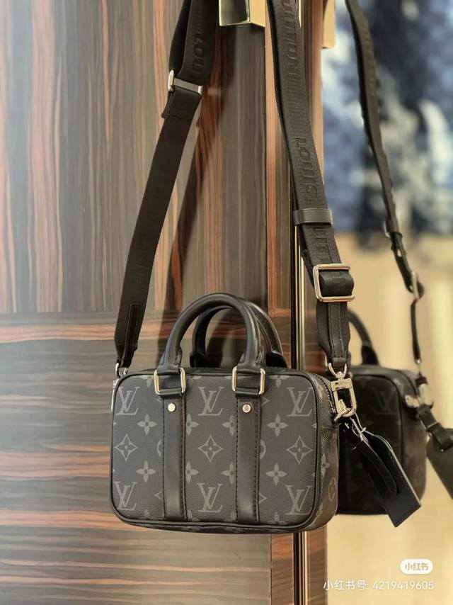 原单品质型号：M82770黑花迷你公文包本款 Nano Porte Documents Voyage 手袋致意经典原型设计，承袭拉链开合、手柄以及可拆卸并调节的