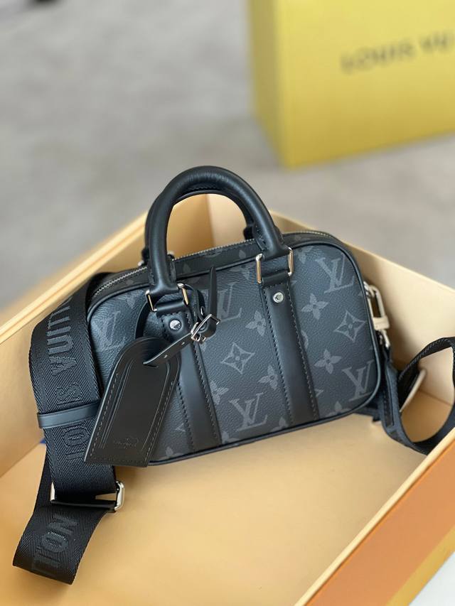 原单品质型号：M82770黑花迷你公文包本款 Nano Porte Documents Voyage 手袋致意经典原型设计，承袭拉链开合、手柄以及可拆卸并调节的