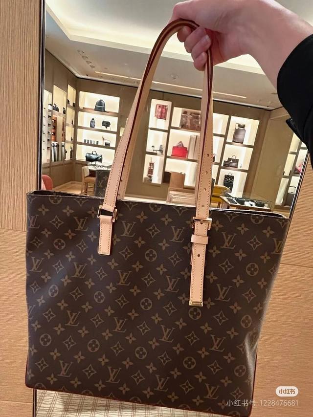 顶级原单变码芯片全钢五金， Mezzo 手袋 型号： M47134本款 Mezzo 手袋向 2000 年代的原版设计采撷灵感，以利落构型和侧面三角皮革烘托 Mo