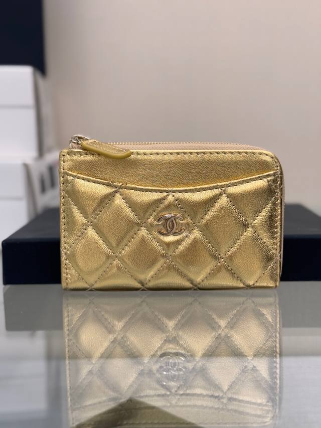 小零钱包 高品质! 这款小单拉卡包前幅后幅都增加了卡位,满足用卡需求多的亲~ 实用性完胜老款!经典菱格设计搭配小羊皮~金扣 前置2个卡位,背面1个卡位,侧面1个 小零钱包 高品质! 这款小单拉卡包前幅后幅都增加了卡位,满足用卡需求多的亲~ 实用性完胜老款!经典菱格设计搭配小羊皮~金扣 前置2个卡位,背面1个卡位,侧面1个