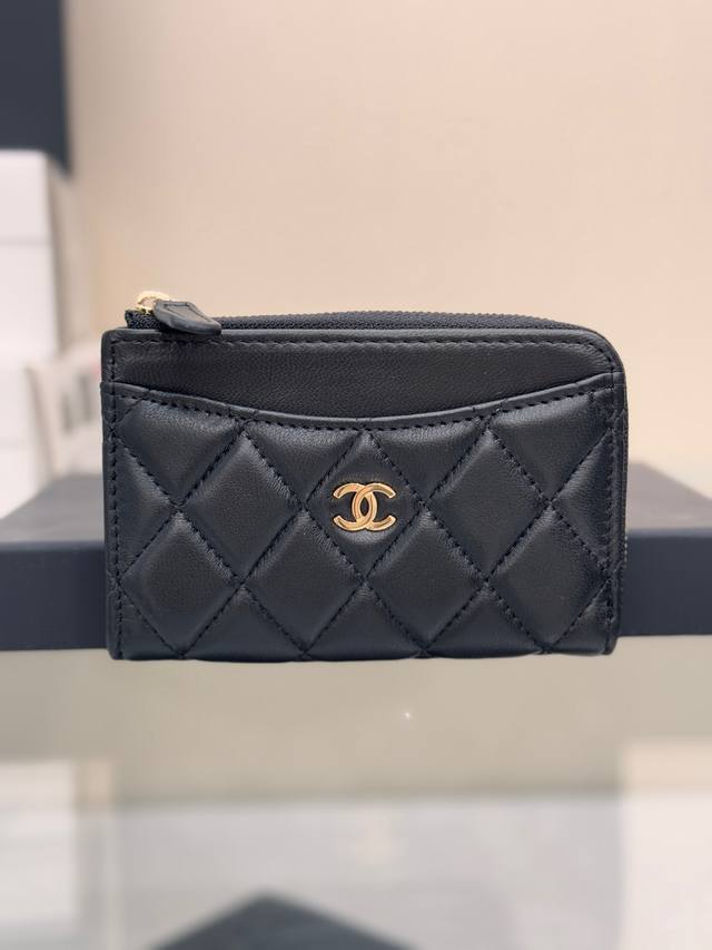 小零钱包 高品质！ 这款小单拉卡包前幅后幅都增加了卡位，满足用卡需求多的亲～ 实用性完胜老款！经典菱格设计搭配小羊皮～金扣 前置2个卡位，背面1个卡位，侧面1个