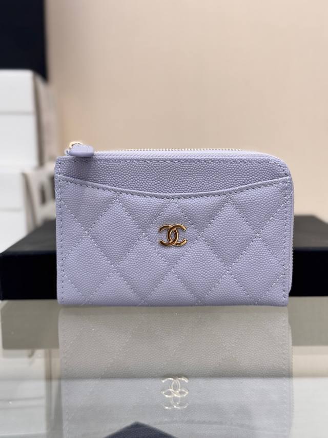 小零钱包 高品质！ 这款小单拉卡包前幅后幅都增加了卡位，满足用卡需求多的亲～ 实用性完胜老款！经典菱格设计搭配小羊皮～金扣 前置2个卡位，背面1个卡位，侧面1个