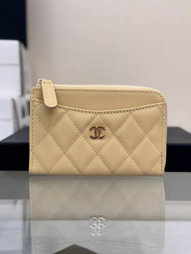 小零钱包 高品质！ 这款小单拉卡包前幅后幅都增加了卡位，满足用卡需求多的亲～ 实用性完胜老款！经典菱格设计搭配小羊皮～金扣 前置2个卡位，背面1个卡位，侧面1个