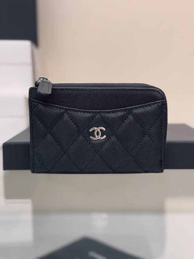 小零钱包 高品质！ 这款小单拉卡包前幅后幅都增加了卡位，满足用卡需求多的亲～ 实用性完胜老款！经典菱格设计搭配小羊皮～金扣 前置2个卡位，背面1个卡位，侧面1个