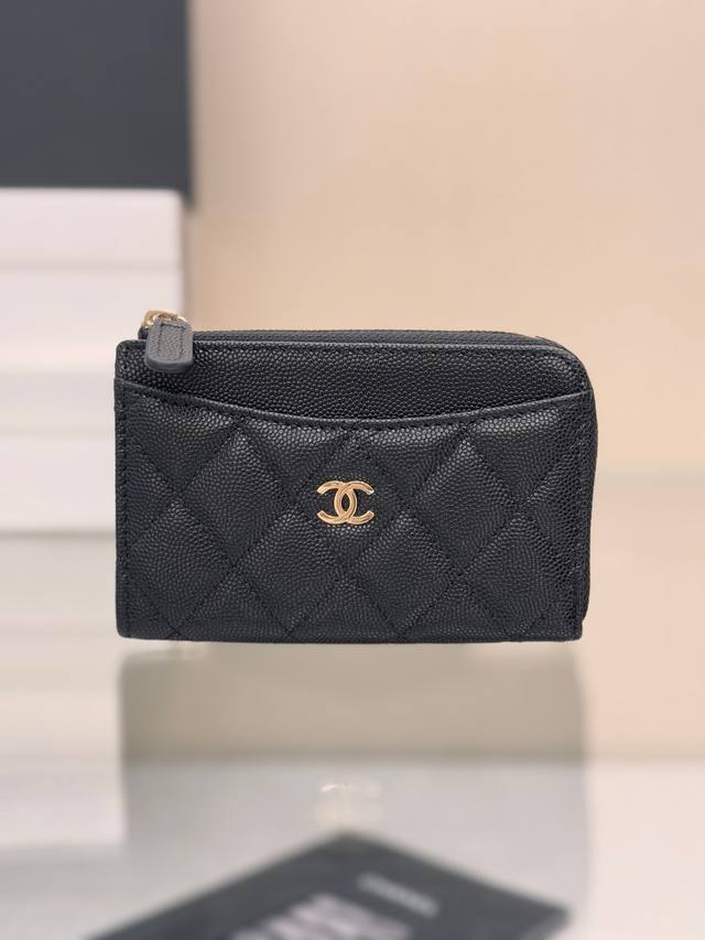 小零钱包 高品质！ 这款小单拉卡包前幅后幅都增加了卡位，满足用卡需求多的亲～ 实用性完胜老款！经典菱格设计搭配小羊皮～金扣 前置2个卡位，背面1个卡位，侧面1个