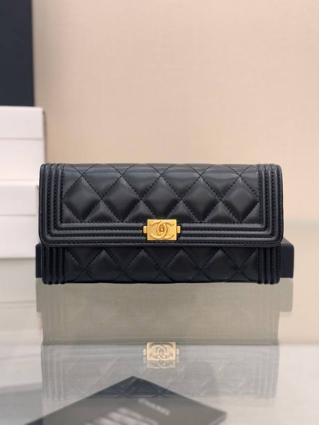 长款钱包 高品质 进口小羊皮+砂金扣→经典菱格设计 两折长夹 内里两个隔层 中间一个拉链袋 个卡位 全套包装！ 尺寸10.5-19-3Cm As80286