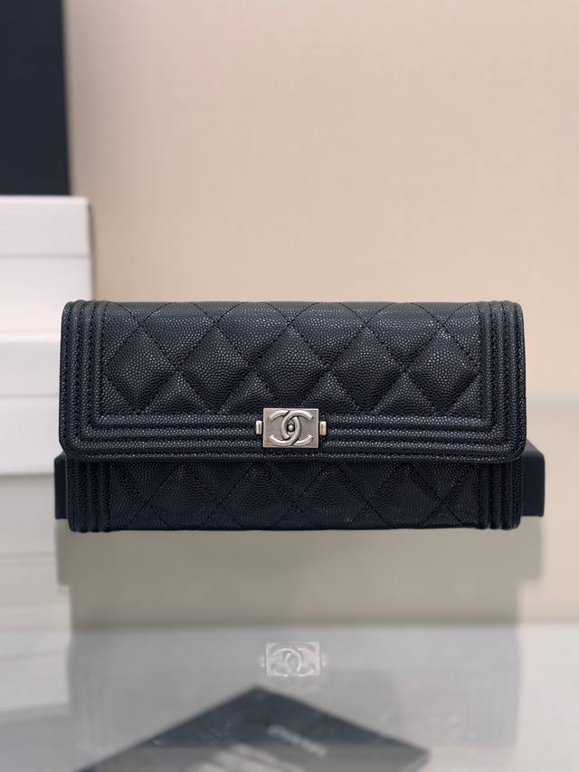 长款钱包 高品质 进口鱼子酱小球纹牛皮+砂金扣→经典菱格设计 两折长夹 内里两个隔层 中间一个拉链袋 个卡位 全套包装! 尺寸10.5-19-3Cm As802 长款钱包 高品质 进口鱼子酱小球纹牛皮+砂金扣→经典菱格设计 两折长夹 内里两个隔层 中间一个拉链袋 个卡位 全套包装! 尺寸10.5-19-3Cm As802