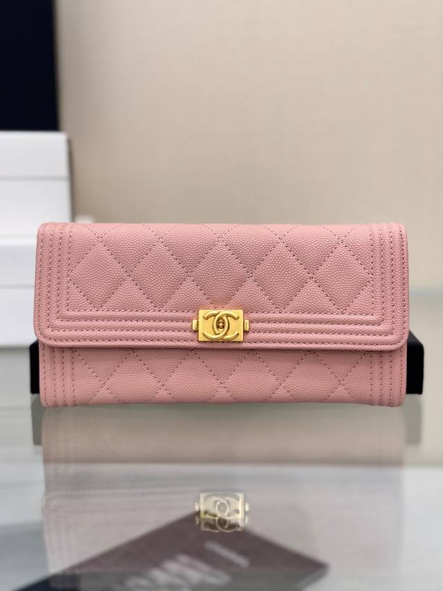 长款钱包 高品质 进口鱼子酱小球纹牛皮+砂金扣→经典菱格设计 两折长夹 内里两个隔层 中间一个拉链袋 个卡位 全套包装！ 尺寸10.5-19-3Cm As802