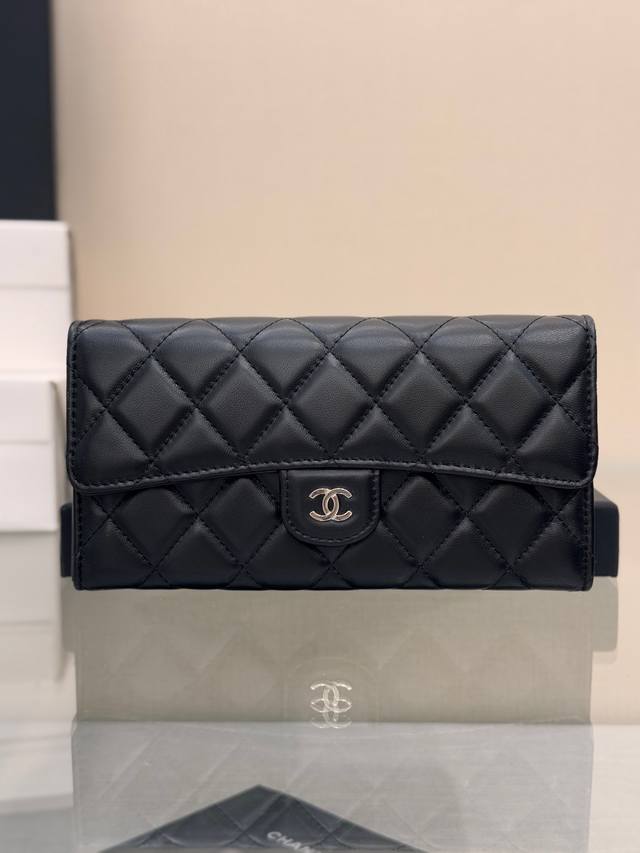 Chane！ 经典三折长款钱包 顶级皮料五金，菱格纹路.原单品质！ 细节美到淋漓尽致 全套包装！ 尺寸10.5-19-3Cm As80758