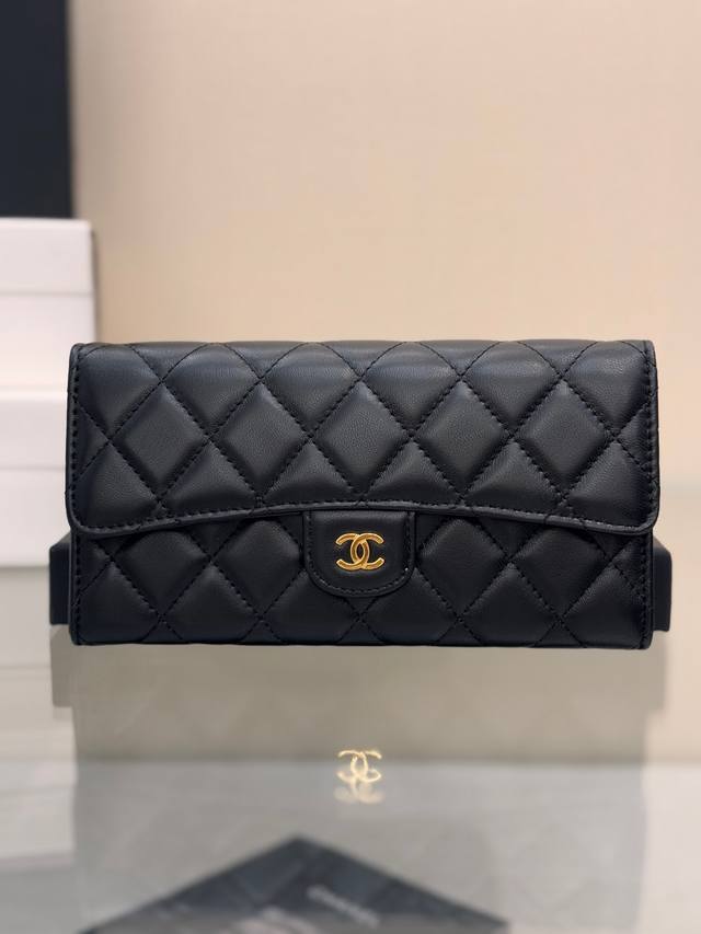 Chane！ 经典三折长款钱包 顶级皮料五金，菱格纹路.原单品质！ 细节美到淋漓尽致 全套包装！ 尺寸10.5-19-3Cm As80758