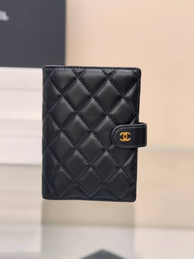 24Ss小爆款多功能护照夹～ 内里5个卡位1个护照位还有1个拉链口袋， 功能性Max ！又能当护照包又能当钱包卡包～日常Or出国都非常实用！超级美貌的护照夹男女