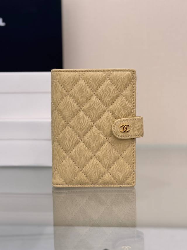 24Ss小爆款多功能护照夹～ 内里5个卡位1个护照位还有1个拉链口袋， 功能性Max ！又能当护照包又能当钱包卡包～日常Or出国都非常实用！超级美貌的护照夹男女